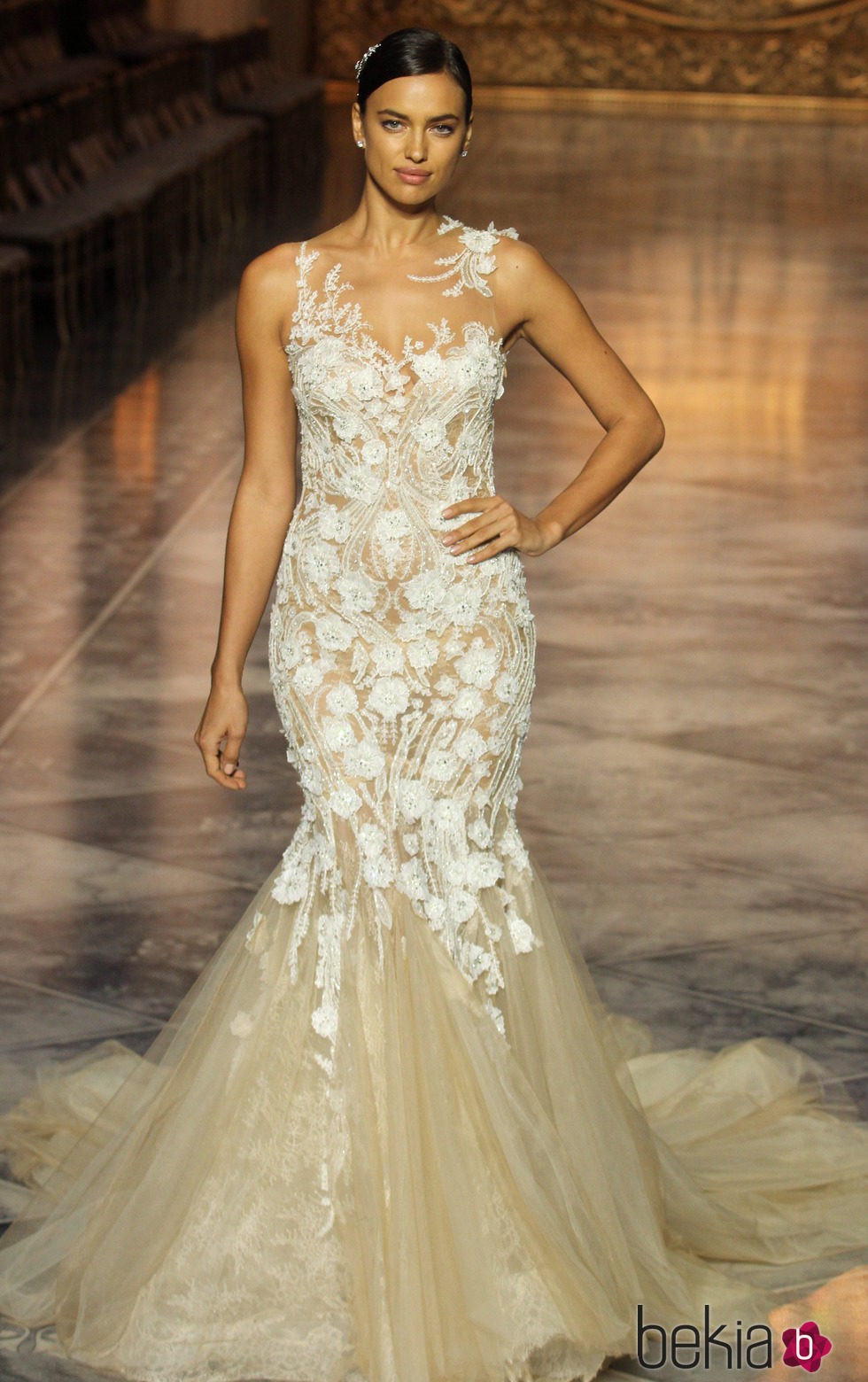 Irina Shayk desfila con un vestido de Pronovias en la Barcelona Bridal Week