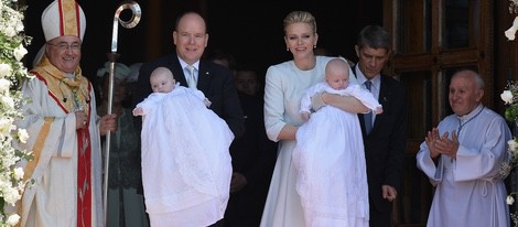 Alberto y Charlene de Mónaco con sus hijos Jacques y Gabriella en su bautizo