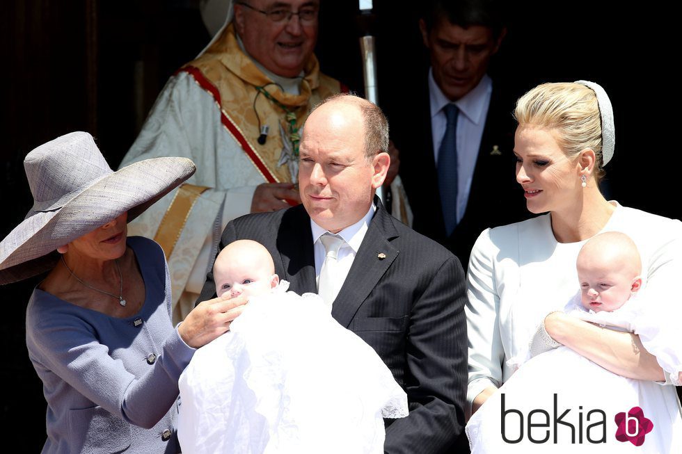 La Princesa Carolina, Alberto y Charlene de Mónaco con sus hijos Jacques y Gabriella en su bautizo