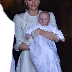 Jacques de Mónaco en brazos de la Princesa Charlene en su bautizo
