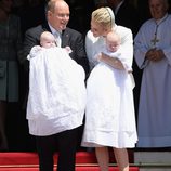 Los Príncipes de Mónaco con sus hijos Jacques y Gabriella en su bautizo