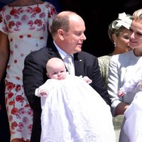 Alberto y Charlene de Mónaco se miran embelesados junto a sus hijos Jacques y Gabriella en su bautizo