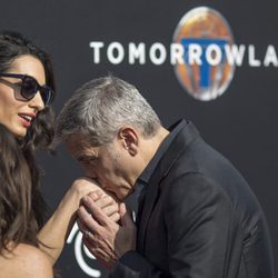 George Clooney besa la mano de su esposa, Amal Alamuddin, durante la premiere de 'Tomorrowland'