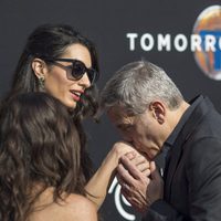 George Clooney besa la mano de su esposa, Amal Alamuddin, durante la premiere de 'Tomorrowland'