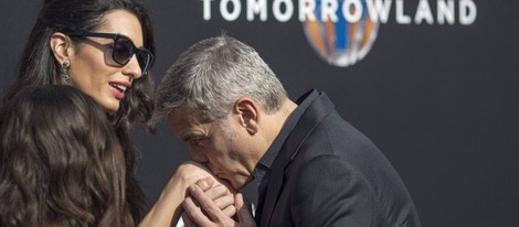 George Clooney besa la mano de su esposa, Amal Alamuddin, durante la premiere de 'Tomorrowland'