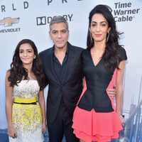 George Clooney y Amal Alamuddin, junto a la sobrina de ella, en la premiere de de 'Tomorrowland'