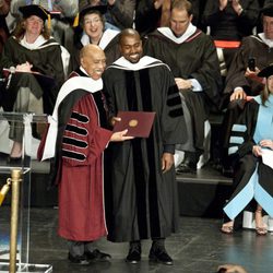 Kanye West recibiendo su título de doctorado honorífico en Chicago