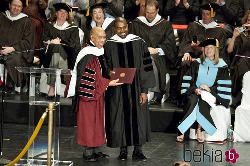 Kanye West recibiendo su título de doctorado honorífico en Chicago