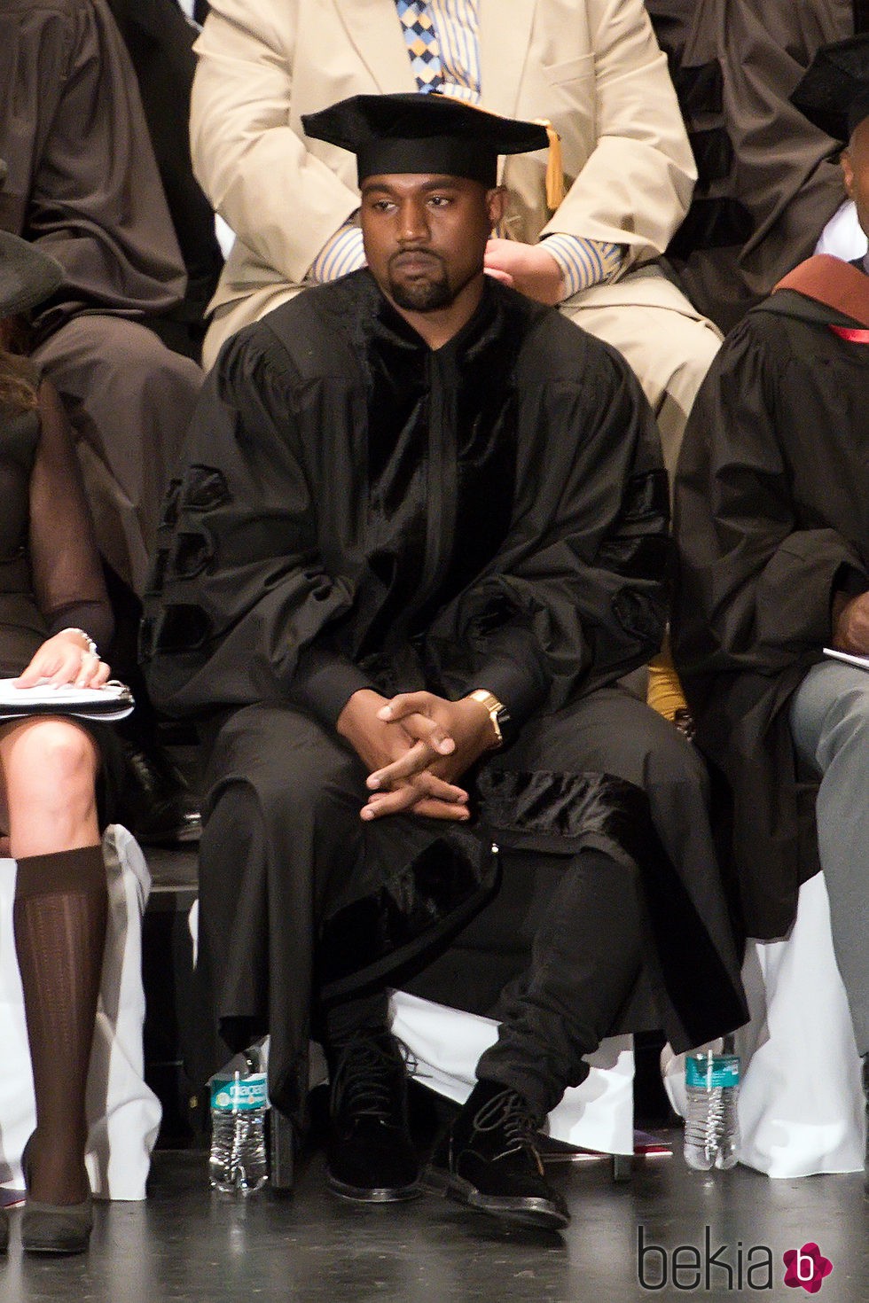 Kanye West con birrete en su graduación de doctorado