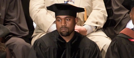 Kanye West con birrete en su graduación de doctorado