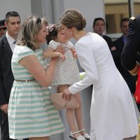 La Reina Letizia con una niña en la entrega de la Enseña Nacional a la Guardia Civil en Vitoria