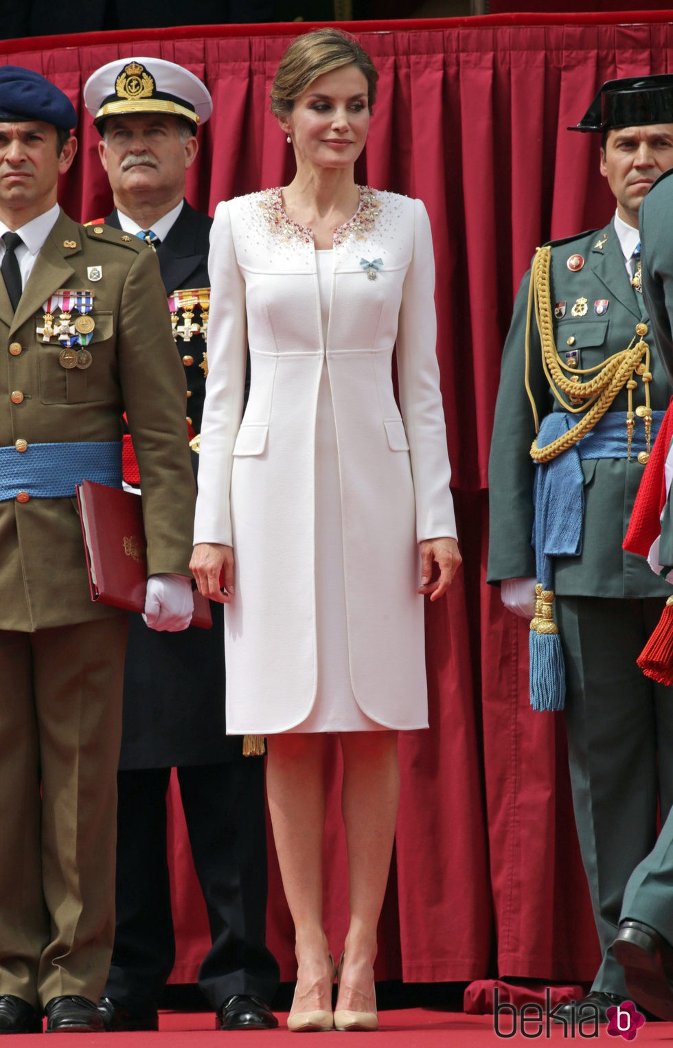 La Reina Letizia con el traje de la proclamación de Felipe VI en la entrega de la Enseña Nacional a la Guardia Civil