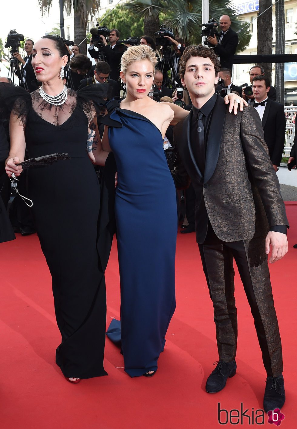 Rossy de Palma, Sienna Miller y Xavier Dolan en la inauguración del Festival de Cannes 2015