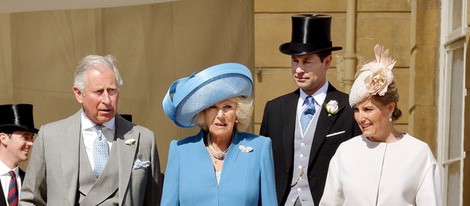 El Príncipe Carlos, la Duquesa de Cornualles y los Condes de Wessex en la Garden Party del Palacio de Buckingham