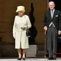 La Reina Isabel II y el Duque de Edimburgo en la Garden Party del Palacio de Buckingham