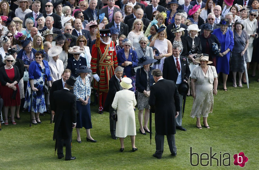 La Reina Isabel II y el Duque de Edimburgo saludan a los invitados la Garden Party