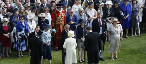 La Reina Isabel II y el Duque de Edimburgo saludan a los invitados la Garden Party