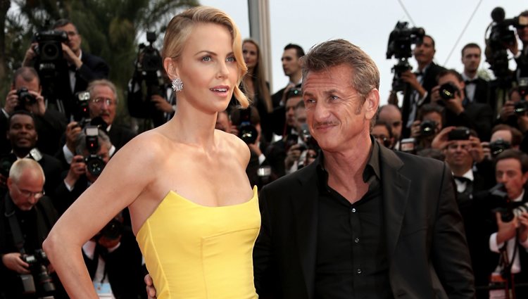 Charlize Theron y Sean Penn en el estreno de 'Mad Max: Furia en la carretera' en Cannes 2015
