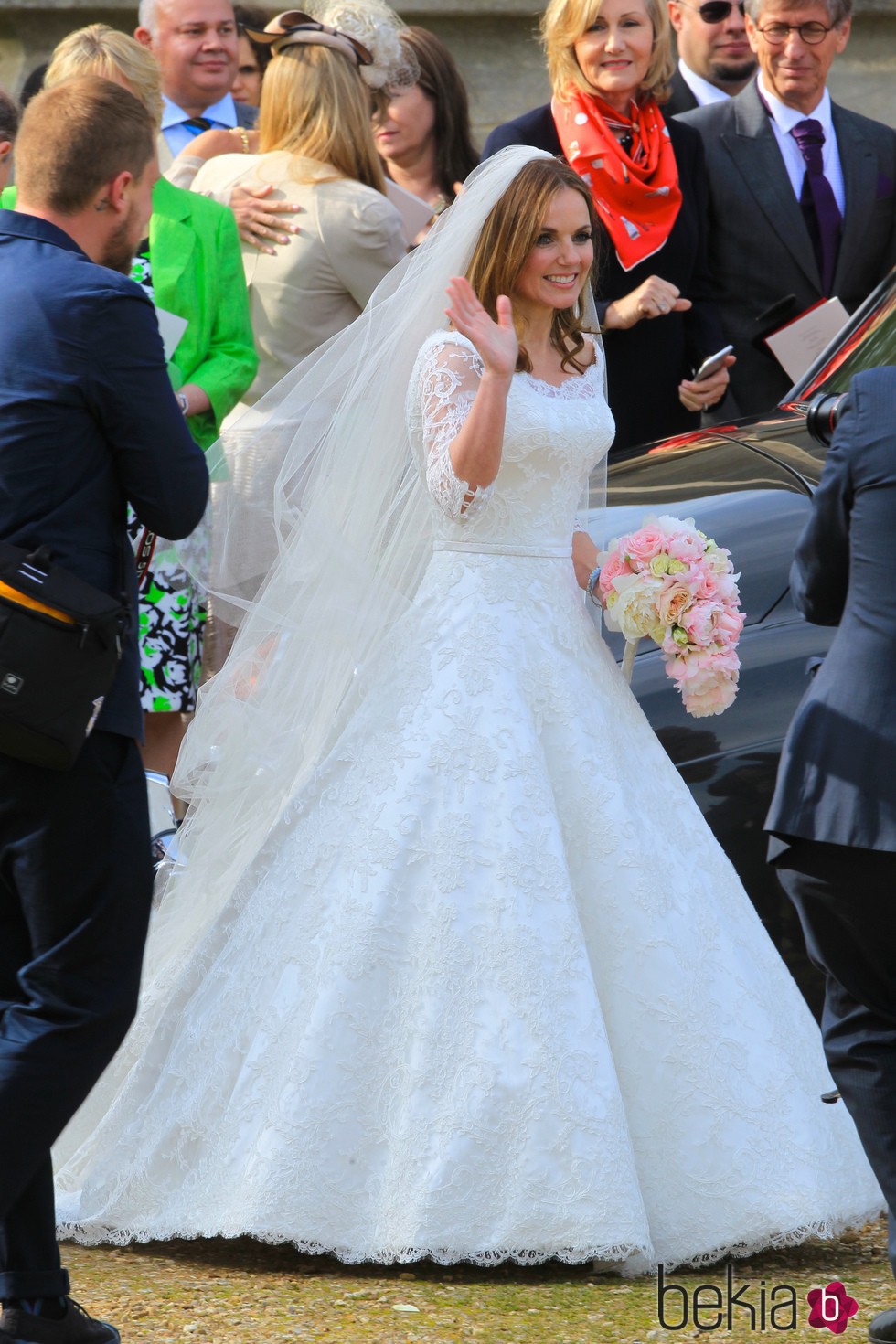Geri Halliwell llega a su boda vestida de blanco