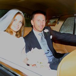 Geri Halliwell y Christian Horner se marchan de la iglesia al finalizar su boda