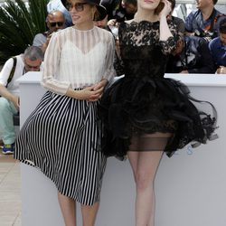 Emma Stone luchando contra el viento en la alfombra roja del Festival de Cannes