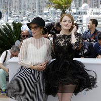 Emma Stone luchando contra el viento en la alfombra roja del Festival de Cannes