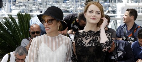 Emma Stone luchando contra el viento en la alfombra roja del Festival de Cannes