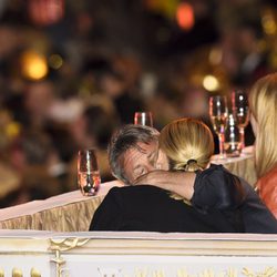 Charlize Theron y Sean Penn besándose en la gala Life Ball 2015