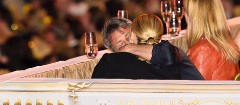 Charlize Theron y Sean Penn besándose en la gala Life Ball 2015