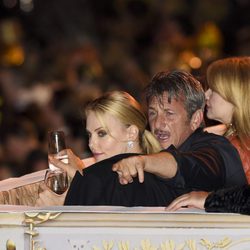 Charlize Theron y Sean Penn en la gala Life Ball 2015