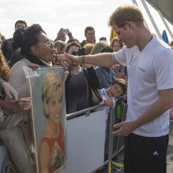 El Príncipe Harry saluda a una fan neozelandesa con una foto gigante de su madre