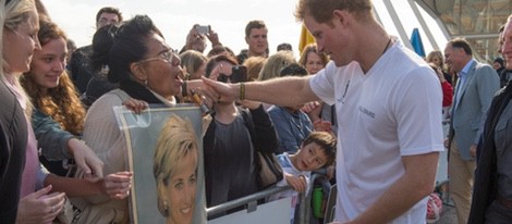 El Príncipe Harry saluda a una fan neozelandesa con una foto gigante de su madre