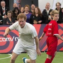 El Príncipe Harry participa en un partido de fútbol en Nueva Zelanda