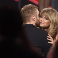 Calvin Harris besa a Taylor Swift en los Billboard Music Awards 2015