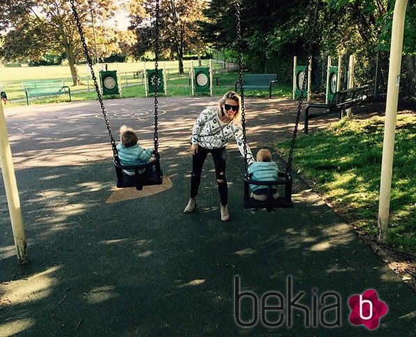 Elsa Pataky con sus mellizos Tristan y Sasha en un parque de Londres