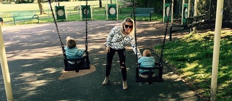 Elsa Pataky con sus mellizos Tristan y Sasha en un parque de Londres