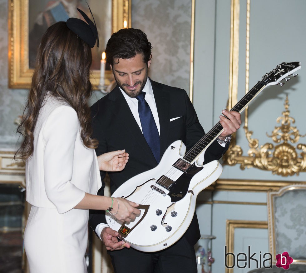 Carlos Felipe de Suecia y Sofia Hellqvist con una guitarra eléctrica tras la lectura de sus amonestaciones prenupciales