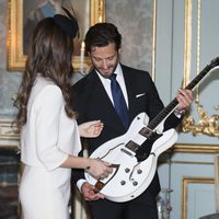 Carlos Felipe de Suecia y Sofia Hellqvist con una guitarra eléctrica tras la lectura de sus amonestaciones prenupciales