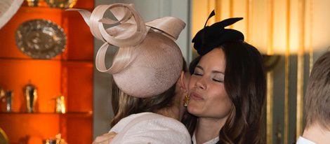Magdalena de Suecia besa a Sofia Hellqvist tras la lectura de sus amonestaciones prenupciales
