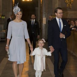 Victoria y Daniel de Suecia con su hija Estela en la lectura de las amonestaciones prenupciales de Carlos Felipe de Suecia y Sofia Hellqvist