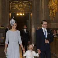 Victoria y Daniel de Suecia con su hija Estela en la lectura de las amonestaciones prenupciales de Carlos Felipe de Suecia y Sofia Hellqvist