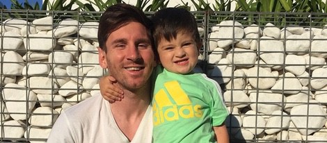 Leo Messi celebra el triunfo del Barça en la Liga con su hijo Thiago