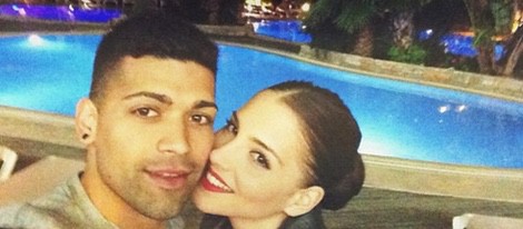 Andrea Duro con su novio en una piscina