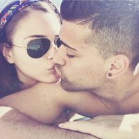 Andrea Duro besándose con su novio