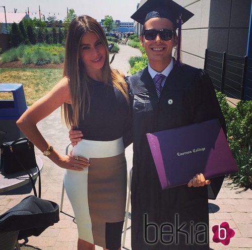 Sofía Vergara con su hijo Manolo en su graduación