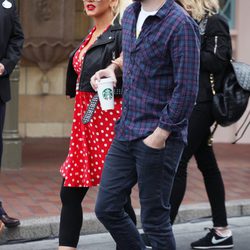 Christina Aguilera con su prometido Matt Rutler en Disneyland