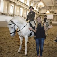 Edurne en la Escuela Española de Equitación de Viena antes de Eurovisión 2015