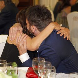 Fernando Tejero y Pepa Bueno abrazándose en la entrega de los Bombines de San Isidro 2015