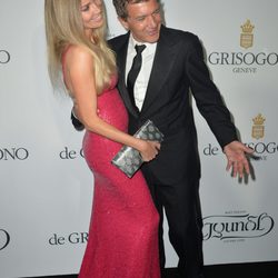 Antonio Banderas y Nicole Kimpel en una fiesta en el Festival de Cannes 2015