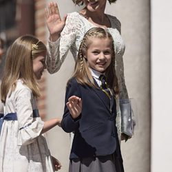La Princesa Leonor en su Primera Comunión con la Reina Letizia y la Infanta Sofía